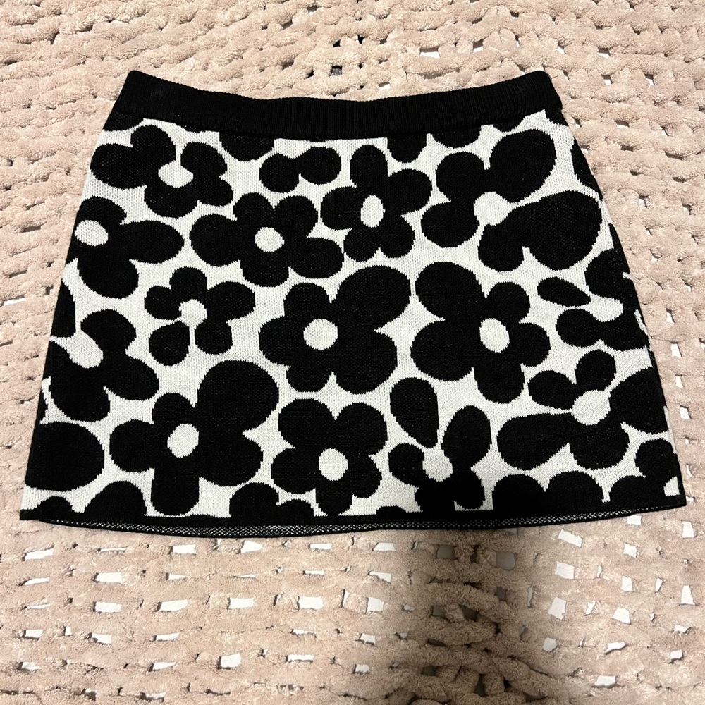 H&M Black and White Floral A-Line Skirt